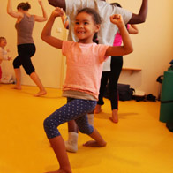 Kinder-Yoga Brustkorb-Drehen
